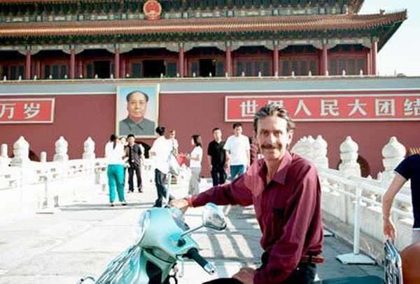 Bettinelli nel suo ultimo viaggio in Cina (foto dal blog di Bettinelli su www.feltrinelli.it)